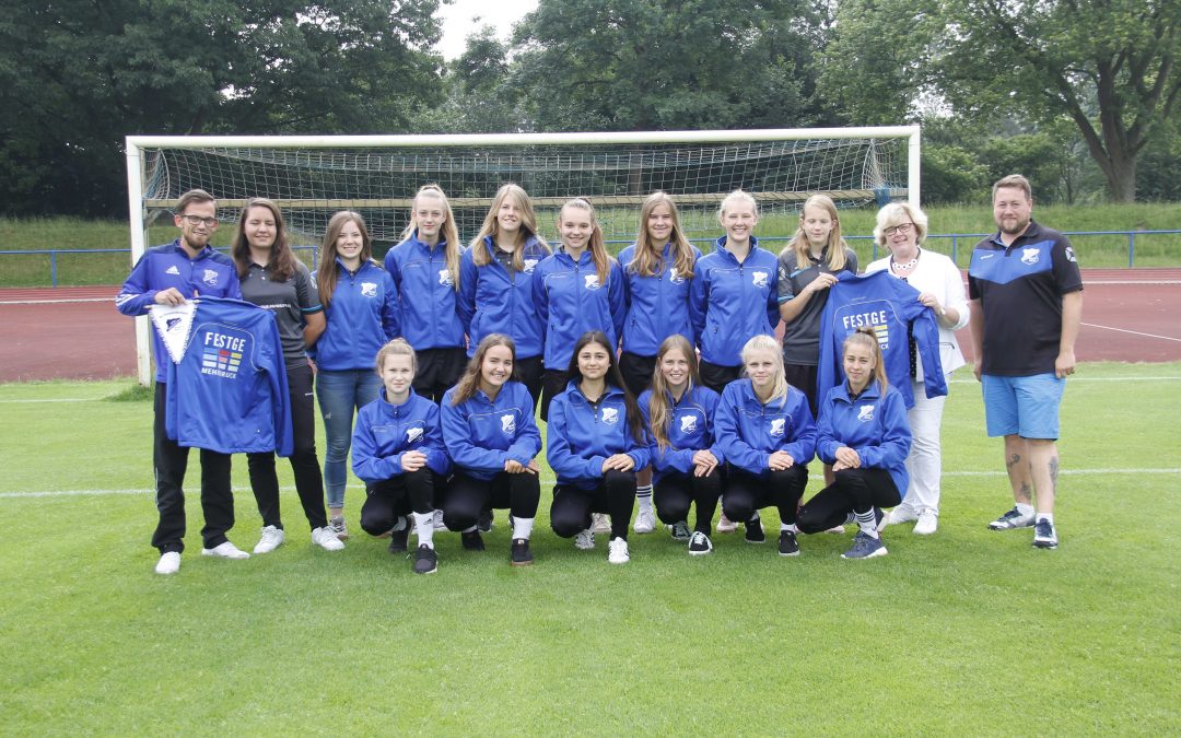 Neue Jacken für die B-Juniorinnen der SpVgg Oelde